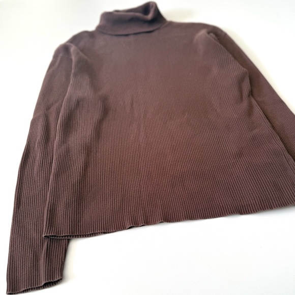 Secondhand Moda Intl, Turtleneck - Picture 9 of 9